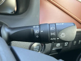 操作しやすいウインカーレバーで、安全な車線変更をサポート。確実な操作感で、周囲への意思表示をスムーズに行えます。運転の信頼性を高めます。
