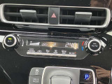 【エアコン】エアコンはオートエアコンとなっておりますので、あらかじめ好みの温度に設定しておけば自動的に風量を調節してくれます。自分でいちいち調節する手間が省けますね。
