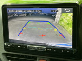 後方確認モニターで、駐車時の安全性を高めます。狭い場所でも安心して車を操作できます。