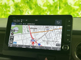 目的地設定もスムーズ。高精細な地図表示で、初めての道でも安心です。渋滞情報もリアルタイムで確認できるので、スムーズな移動をサポートします。