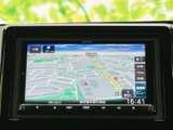 見やすい地図表示で、目的地までのルートをスムーズに検索。渋滞情報もリアルタイムで確認でき、快適なドライブをサポートします。運転に集中できる安心設計です。