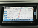 高精細な地図表示で、目的地までのルートをわかりやすく案内。渋滞情報もリアルタイムで確認でき、スムーズな移動をサポートします。長距離ドライブにも安心です。