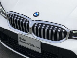 左右のキドニー・グリルの中心にはBMWのエンブレムが鎮座し、個性を放つデザイン性を兼ね備えました。
