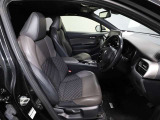 ゆったり室内で運転もしやすいです♪使い勝手の良い配置も考えられています!!