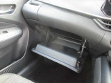 大容量のグローブボックスです。車検証などが収納できます。