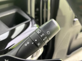 操作しやすい位置に配置されたウインカーレバー。スムーズな操作感で、安全な車線変更をサポートします。オートリターン機能で、誤操作を防ぎます。