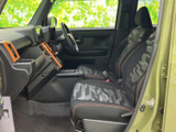 ドライバー席は、操作しやすい位置にスイッチが配置されており、運転に集中できます。視界も広く、安全運転をサポートします。