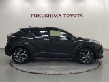 【まるごとクリーニング】シートを取り外し、車内を徹底洗浄。隅々まで丁寧に仕上げています。