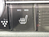 【シートヒーター】寒い日に重宝するシートヒーター!エアコンより早く温まってくれるので寒がりの人も安心ですね♪エアコンの温風は乾燥するから苦手、という方にもをおすすめです。