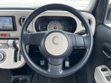 インテリアに合わせたデザインのステアリングは、運転される方のことも考え、運転しやすい形状、大きさです。是非一度、実際に触ってお確かめください。