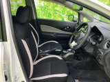ドライバーシートに座れば、包み込まれるような座り心地。運転に集中できる、快適な空間をご提供します。