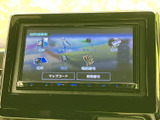 様々な情報を確認できるモニターは、運転のサポートに最適。車両情報や設定変更などもスムーズに行えます。運転をより快適にします。