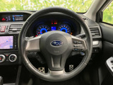握りやすいステアリングは、運転の楽しさを高めます。オーディオ操作スイッチ付きで、運転中でも快適に操作が可能です。