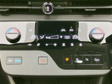 快適な車内環境を保つためのエアコン操作部です。温度や風量を細かく調整でき、快適なドライブをサポートします。操作しやすい配置も魅力です。