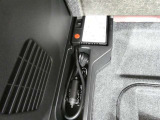 パンク修理剤とエアーポンプのセットです。スペアタイヤは装備していませんが空いたスペースを小物入れとして使用できます
