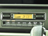 オートエアコンを装備しておりますので、四季を通じて車内を快適な温度に保つことが出来ます!高級感が有りますね!