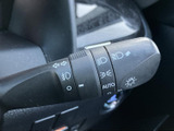 操作しやすい位置に配置されたウインカーレバー。スムーズな操作で、安全な車線変更をサポートします。直感的に操作できるのが魅力です。