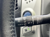 雨天時でもクリアな視界を確保。操作しやすいレバーで、快適な運転をサポートします。悪天候時でも安全なドライブを楽しめます。
