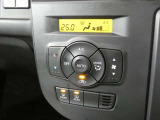 オートエアコン装備。車内を設定温度に自動で調整してくれるのでいつも快適にしてくれます。