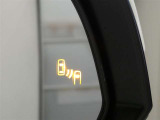 ブラインドスポットモニター装備。隣車線を走る車両を検知。ドアミラーでは確認しにくい後方、側方エリアに存在する車両や急接近してくる車両も検知しドアミラーに搭載されたLEDインジケーターが点灯します。