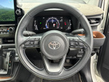 握りやすいステアリングは、運転操作をスムーズにします。オーディオやハンズフリー通話の操作も可能で、運転中の快適性を高めます。