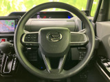 握りやすい形状で、快適なドライビングをサポートします。操作性にも優れており、運転の楽しさをさらに引き立てます。