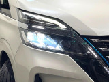 【LEDヘッドライト】悪天候や夜間走行時も良好な視界を確保し安心して運転できる高輝度LEDヘッドライトを装備!点灯速度が早く、消費電力も抑えられています。