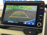 後方確認をサポートするモニター。駐車時の安全性を高め、狭い場所でもスムーズな操作を可能にします。ガイドライン表示でより正確に。