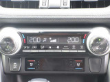 左右独立温度コントロールフルオートエアコンです。運転席、助手席それぞれで独立して温度設定ができます。冷え性の方が乗っても安心ですね♪