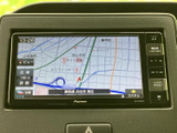 鮮明な画面で、目的地までスムーズに案内。長距離ドライブや初めての場所でも安心のカーナビゲーションシステムが搭載されています。