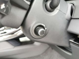 【電動コラム】シートメモリーと合わせて使用すると複数人運転する場合は、お好きなポジションを記憶する事ができます。細かな調節も可能なため、ストレスなく運転が出来ます。
