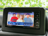 停車中には、TVやビデオコンテンツを楽しめます。長距離移動や休憩時間も快適に過ごせますね。家族でのドライブにも最適です。