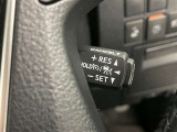 クルーズコントロール機能が付いています。 速度を設定するとアクセルを踏まなくても一定の速度で走ることができます。  高速道路ではとても便利な装置なんです。