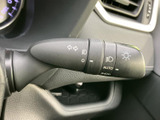 操作しやすいウインカーレバーで、周囲への合図をスムーズに行えます。安全運転をサポートする機能です。