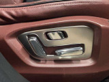 【パワーシート】電動でシートポジションの変更が可能です。手動式より細かくシート設定が可能ですのでより快適な姿勢でドライブを楽しんで頂けるでしょう。