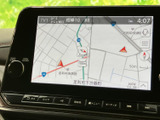 見やすい地図表示で、目的地までスムーズに案内。渋滞情報もリアルタイムで確認でき、効率的なルート選択を支援します。