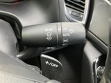 操作しやすいウインカーレバーで、安全な車線変更をサポート。直感的に操作でき、運転に集中できます。周囲への注意喚起を確実に行えます。