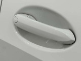 コンフォートアクセス付きでキーを携帯していれば施錠、開錠が可能です。