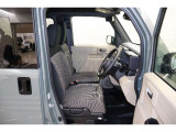 操作性に優れた運転席となります!小物入れや各ボタンの配置にこだわり、使いやすいです!座り心地もよく視認性も良好なのでロングドライブもお任せ下さい!