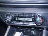 【オートエアコン】設定した温度になるように車が自動で風量や吹き出し口、冷暖房の強さを調整してくれるエアコンです。一度温度を設定すれば、自動で快適な室温を保ってくれるので運転に集中しやすいですよ♪