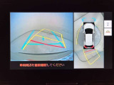 パノラミックビューモニターを装備。クルマを真上から見るように周囲を確認できます。機能の詳細はスタッフまでお問い合わせください。