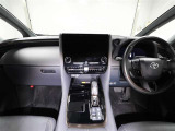 上質で落ち着いた印象のインパネ。視界も広々で運転しやすいです。
