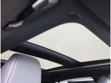 明るさが室内に溢れるパノラマルーフ、暗い車内でも外の明るい光を取り入れることが出来ますね気持ちよくドライビングできますよ。