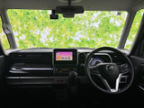 開放感のある室内空間が広がります。運転に必要な情報が視認しやすい配置で、快適な運転をサポートします。長距離運転も安心です。