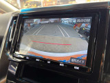 【バックカメラ】運転席から画面上で安全確認ができます。駐車が苦手な方にもオススメな便利機能です。