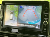 後方確認をサポートし、安全な運転に貢献。狭い場所での駐車も安心です。運転に不安を感じる方にもおすすめです。視認性の高い画面です。