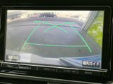 後方確認をサポートするモニター画面。駐車時や狭い道での運転を安心に行うことができます。