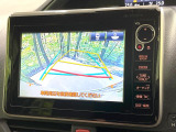 【バックカメラ】駐車時に後方がリアルタイム映像で確認できます。大型商業施設や立体駐車場での駐車時や、夜間のバック時に大活躍!運転スキルに関わらず、今や必須となった装備のひとつです!