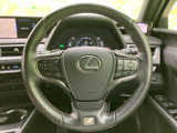 握りやすいステアリングは、運転操作を快適にします。操作スイッチも配置されており、運転中でも直感的に操作できます。