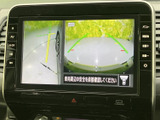 車両後方の状況を画面で確認できるので、安全なバック駐車をサポートします。狭い場所での運転も安心ですね。
